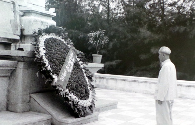 Chủ tịch Hồ Chí Minh đặt vòng hoa viếng nghĩa trang liệt sĩ Mai Dịch năm 1960. Ảnh: TL