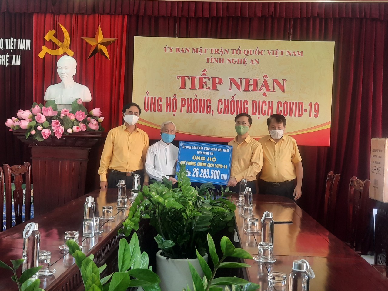 linh mục Giuse Nguyễn Đăng Điền, Chủ tịch Ủy ban Đoàn kết Công giáo Việt Nam tỉnh Nghệ An cùng đoàn đã đến trao tiền ủng hộ công tác phòng, chống dịch Covid-19