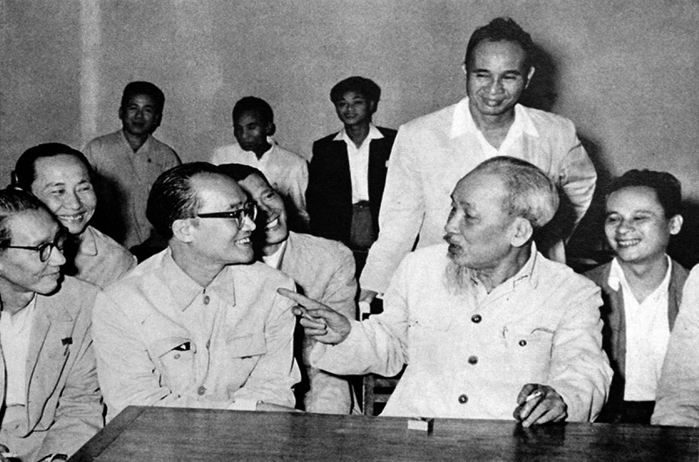 Chủ tịch Hồ Chí Minh với đại biểu trí thức dự Hội nghị Chính trị tháng 3/1964. Ảnh: TL