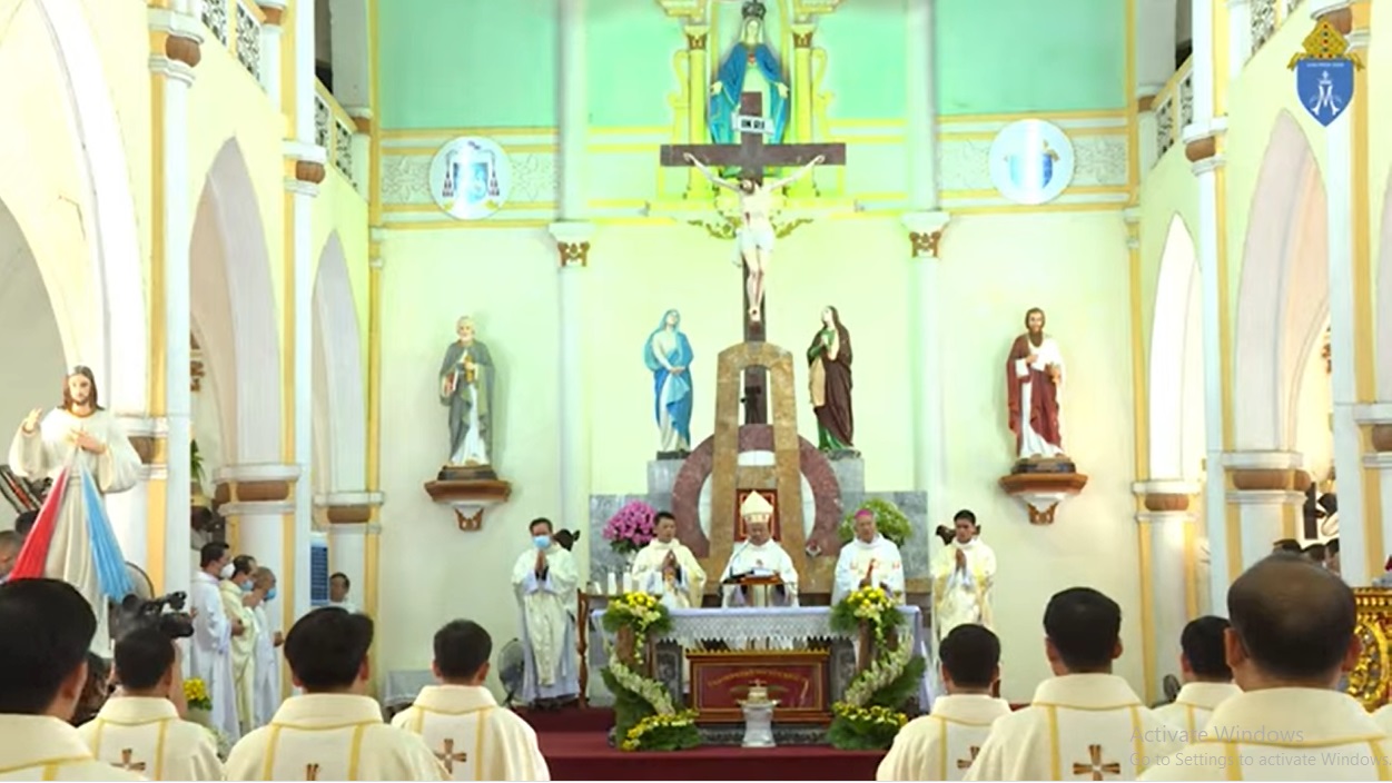 Thánh lễ trực tuyến truyền chức linh mục tại nhà thờ Chính tòa Xã Đoài. Ảnh: CTV