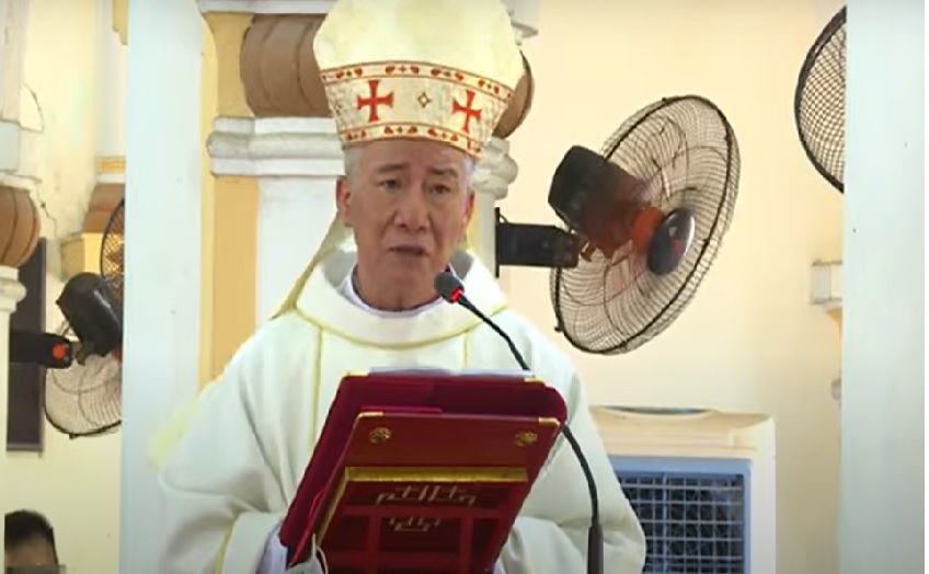 Đức Giám mục Anphong Nguyễn Hữu Long giảng trong thánh lễ. Ảnh: CTV