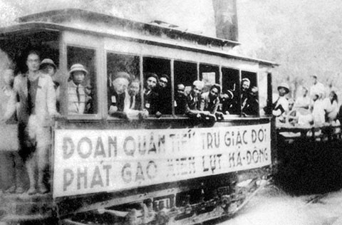 Đoàn xe điện chở gạo cứu đói giúp đồng bào bị lũ ở Hà Đông, năm 1945. Ảnh: TL