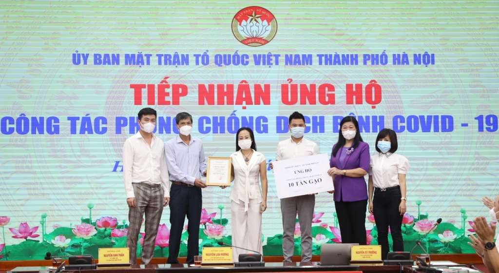 Ủy ban MTTQ Việt Nam TP Hà Nội tiếp nhận ủng hộ từ các đơn vị, cá nhân. 