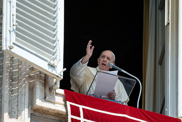 Đức Giáo hoàng Francis xuất hiện trong một buổi cầu nguyện ngày 22-8 - Ảnh: REUTERS
