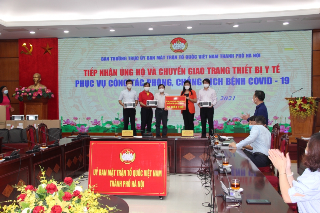Ủy ban MTTQ Việt Nam TP. Hà Nội chuyển giao 50 máy thở cho Bệnh viện Đại học Y Hà Nội phục vụ công tác phòng chống dịch COVID-19. Ảnh: Hạnh Nguyên