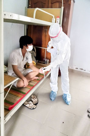Các tình nguyện viên làm công việc dọn dẹp, vệ sinh tại khu vực điều trị bệnh nhân COVID-19. Ảnh: CTV