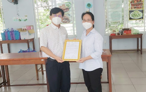 BS Nguyễn Văn Hương, Giám đốc Bệnh viện Bà Rịa trao Thư cảm ơn cho tình nguyện viên Công giáo đã đồng hành cùng các y, bác sĩ ở tuyến đầu chống dịch. Ảnh: Hoàng Dương