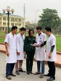 Bác sĩ Sơn (thứ 2 bên phải) cùng đồng nghiệp trao đổi phương án theo dõi, chăm sóc sức khỏe. Ảnh: CTV