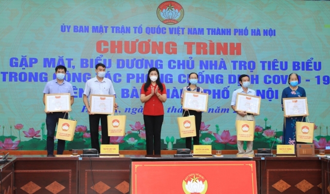  Chủ tịch Ủy ban MTTQ Việt Nam TP Hà Nội Nguyễn Lan Hương trao bằng khen cho các chủ nhà trọ tiêu biểu trong công tác phòng, chống dịch. Ảnh: CTV
