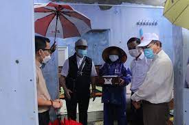 Đức TGM Giuse Nguyễn Chí Linh tặng quà, động viên gia đình các giáo dân bị ảnh hưởng do bão số 5. Ảnh: CTV