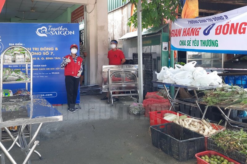 Chị Nguyễn Thị Sương hỗ trợ điều tiết tại “ATM gạo” và “Gian hàng 0 đồng”. Ảnh: Hồng Thu