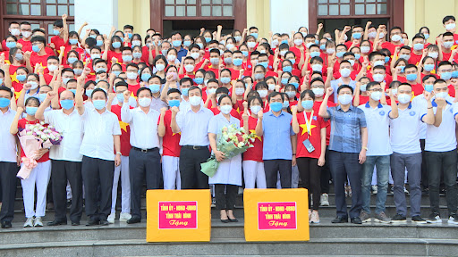 Lễ xuất quân đợt 2, tiễn đoàn cán bộ y tế, sinh viên y khoa tỉnh Thái Bình lên đường chống dịch. Ảnh: Trung Du
