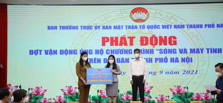 Ủy ban MTTQ Việt Nam Thành phố tiếp nhận ủng hộ cho công tác phòng, chống dịch và ủng hộ chương trình tiêm vaccine. Ảnh: Tạ Hiền