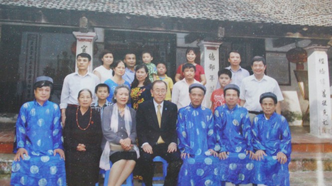 Ông Ban Ki-moon chụp ảnh lưu niệm với đại diện dòng họ Phan Huy. Ảnh: Hà Hải