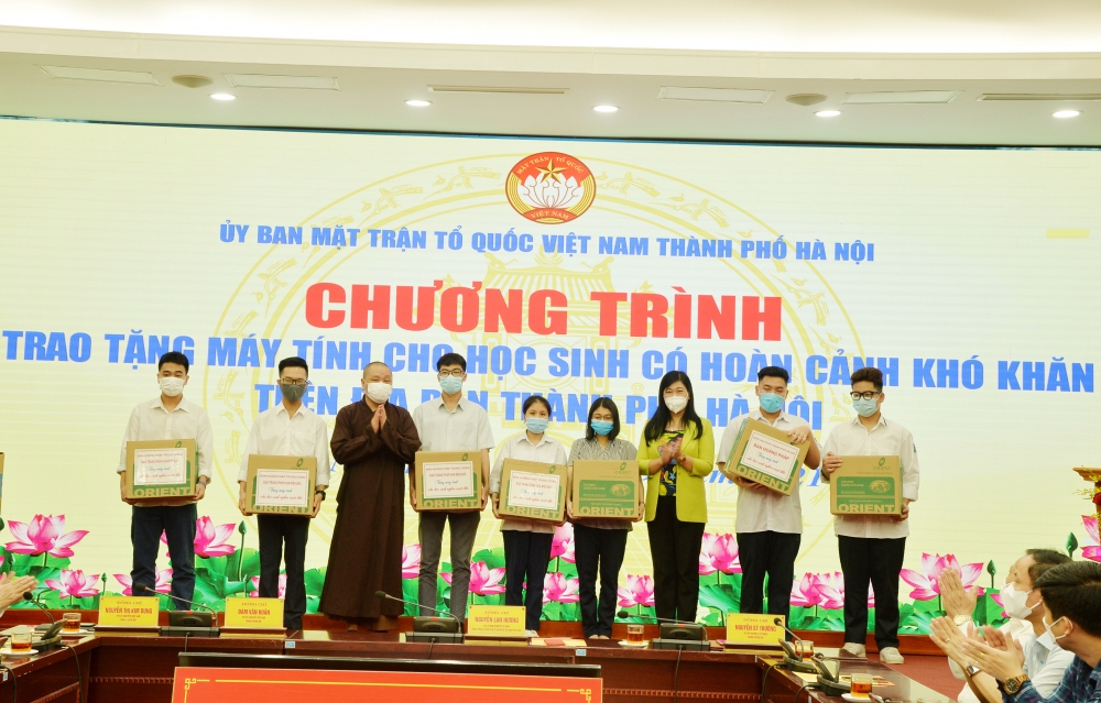 Chủ tịch Ủy ban Mặt trận Tổ quốc Việt Nam thành phố Nguyễn Lan Hương trao máy vi tính cho học sinh có hoàn cảnh khó khăn.