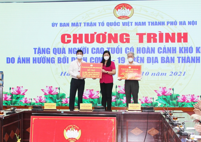 Chủ tịch Ủy ban MTTQ Việt Nam TP trao hỗ trợ tặng đại diện Hội Người cao tuổi và Bệnh viện Lão khoa Trung ương. Ảnh: Phạm Cường