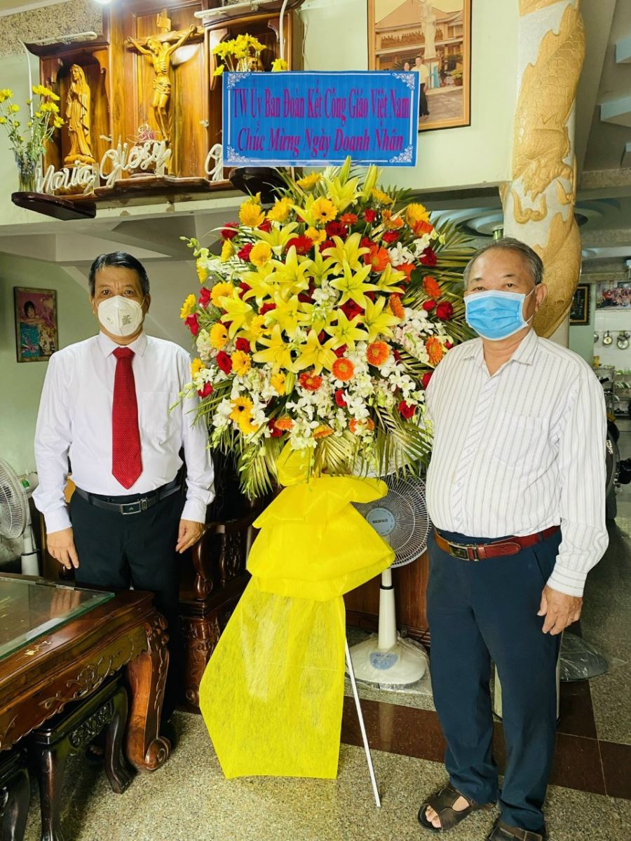 Trung ương UBĐKCG Việt Nam chúc mừng doanh nhân Phạm Văn Gác- Giám đốc Công ty TNHH Đầu tư xây dựng Nguyễn Thông