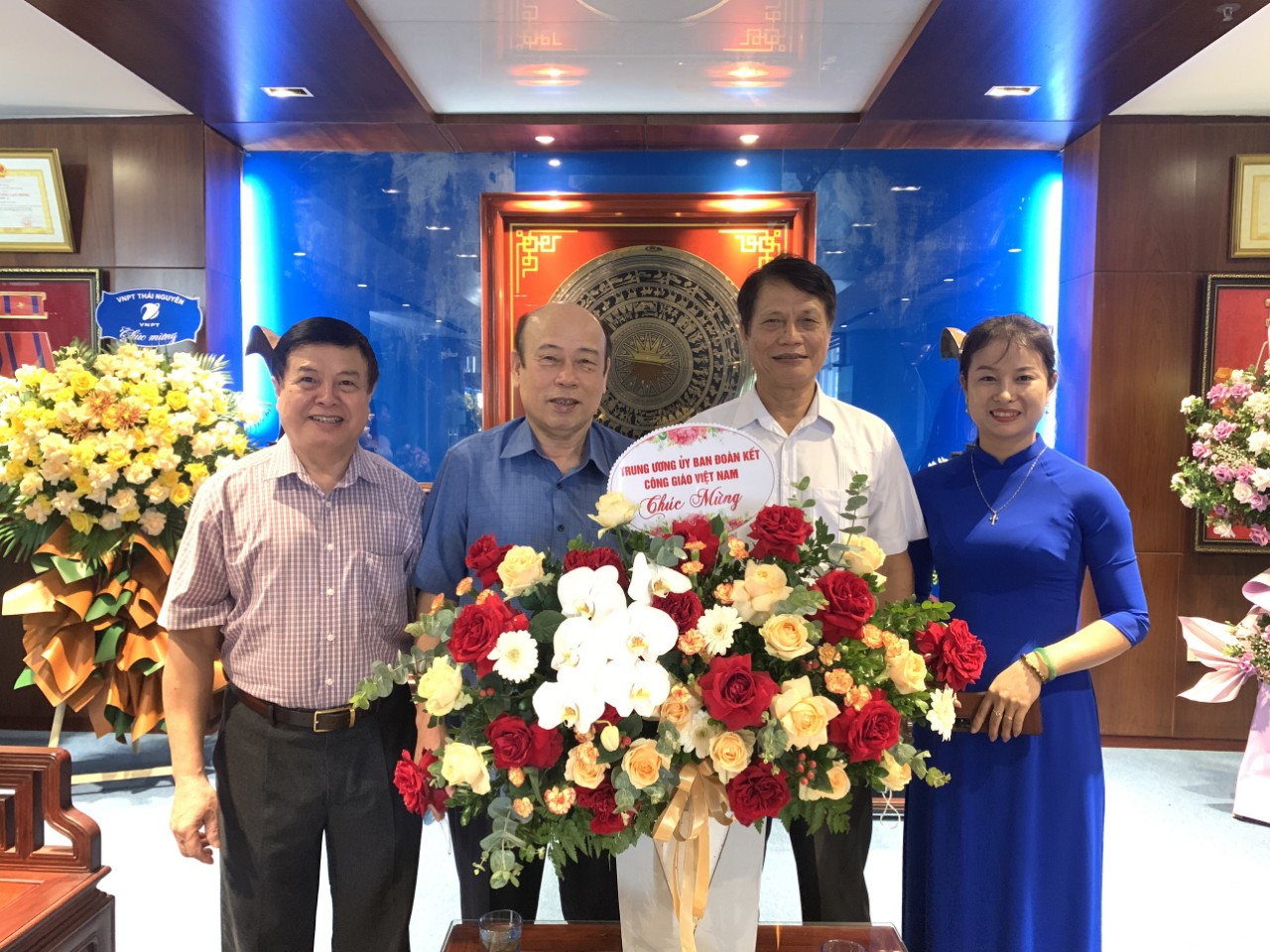 Điện hoa Trung ương UBĐKCG Việt Nam chúc mừng doanh nhân Nguyễn Văn Thời- Chủ tịch Hội đồng quản trị, Tổng GĐ Công ty cổ phần Đầu tư và Thương mại TNG