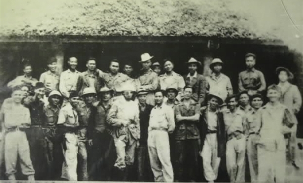 Ông Hoàng Siêu Hải (người đội mũ, thứ 2 từ trái qua) tại Thủ đô Hà Nội năm 1947 cùng đồng đội của mình. Ảnh: TL