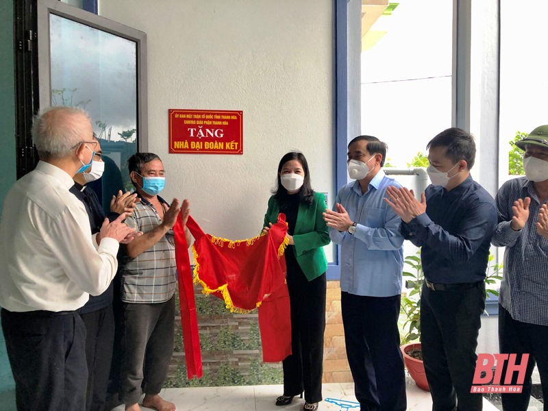 Trưởng ban Dân vận Tỉnh ủy, Chủ tịch Ủy ban MTTQ tỉnh Phạm Thị Thanh Thủy và các đại biểu trao nhà ĐĐK cho hộ đồng bào công giáo.