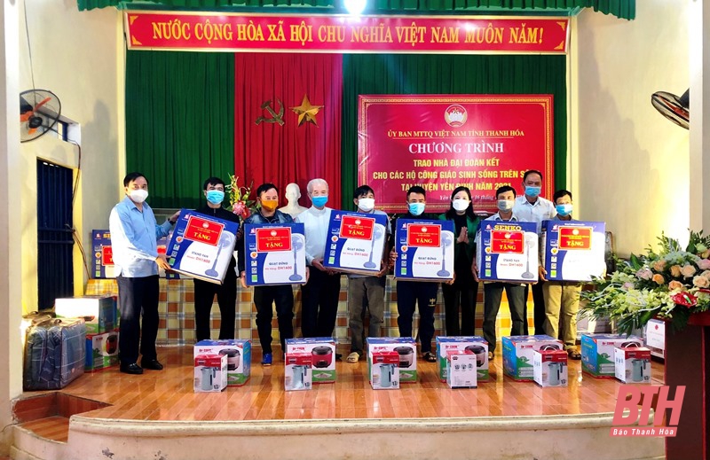 Trưởng ban Dân vận Tỉnh ủy, Chủ tịch Ủy ban MTTQ tỉnh Phạm Thị Thanh Thủy và Linh mục Trần Xuân Mạnh tặng quà cho các gia đình.