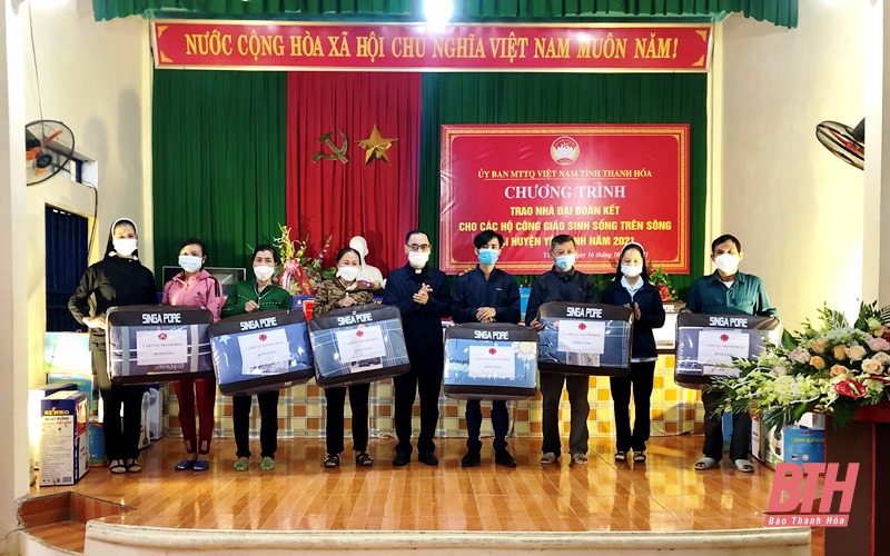 Trưởng ban Dân vận Tỉnh ủy, Chủ tịch Ủy ban MTTQ tỉnh Phạm Thị Thanh Thủy và Linh mục Trần Xuân Mạnh tặng quà cho các gia đình.