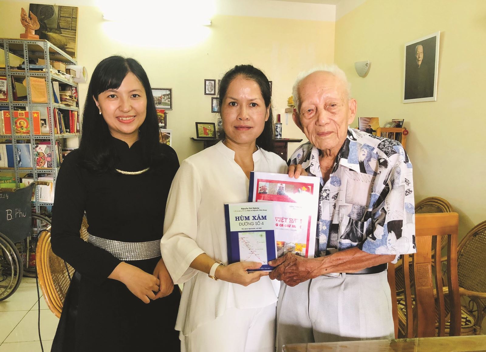 Ông Đặng Văn Việt tặng cuốn hồi ký “Đường số 4 rực lửa” cho độc giả. Ảnh: Minh Thu