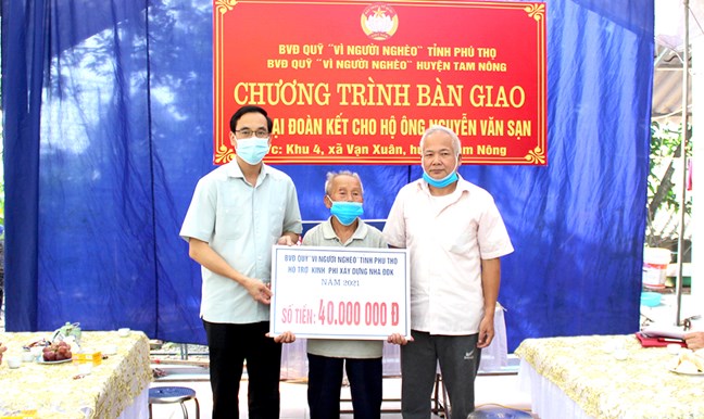 Chủ tịch Ủy ban MTTQ tỉnh Phú Thọ Nguyễn Hải trao biểu trưng tiền hỗ trợ xây dựng nhà “Đại đoàn kết” cho ông Nguyễn Văn Sạn (khu 4, xã Vạn Xuân, huyện Tam Nông). 