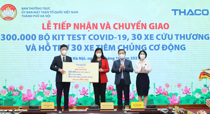 Chủ tịch Ủy ban MTTQ Việt Nam Thành phố Hà Nội Nguyễn Lan Hương và Phó Chủ tịch UBND TP Chử Xuân Dũng tiếp nhận và chuyển giao trang thiết bị y tế tại chương trình. Ảnh: Phạm Cường