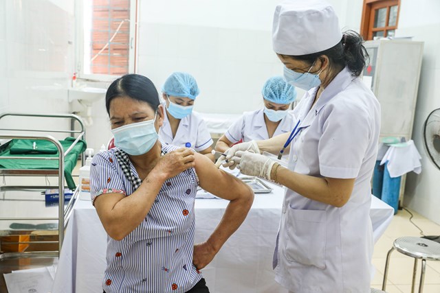 Đẩy nhanh tiến độ tiêm vaccine ngừa Covid-19 trong cộng đồng. Ảnh: Phạm Quang Vinh.