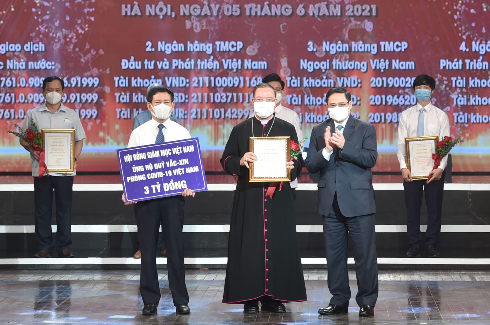Đức Tổng Giám mục Giuse Vũ Văn Thiên đại diện HĐGM Việt Nam ủng hộ 3 tỷ đồng vào Quỹ vắcxin phòng chống COVID-19