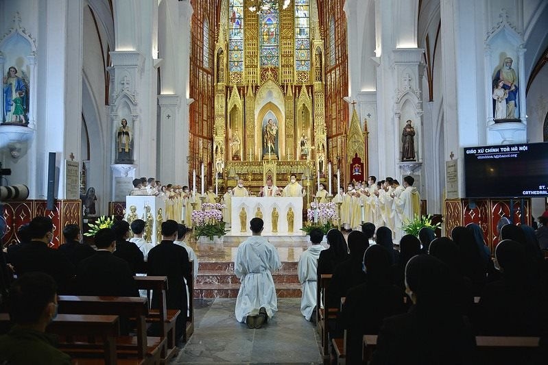 Đức Tổng Giám mục Tổng giáo phận Hà Nội Giuse Vũ Văn Thiên cử hành Thánh lễ trọng thể xin Chúa chữa lành các bệnh nhân đã và đang bị ảnh hưởng bởi dịch COVID-19
