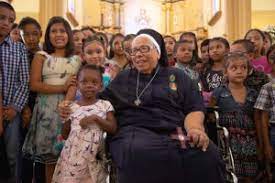 Sơ Maria Rosa Leggol với trẻ em. Ảnh: AFP