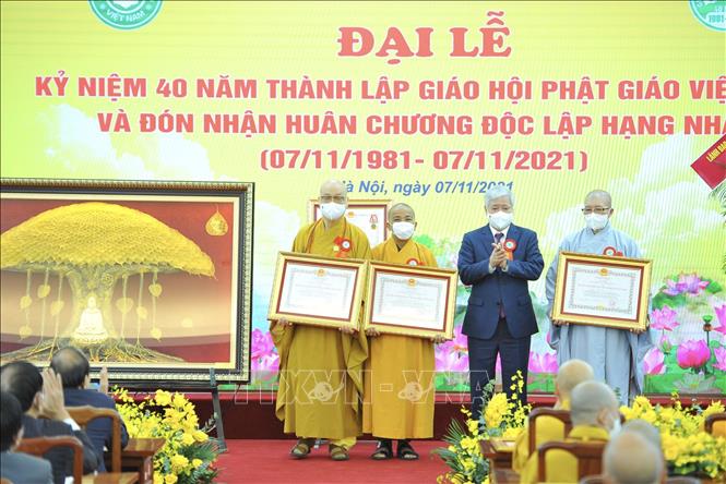 Chủ tịch Ủy ban Trung ương MTTQ Việt Nam Đỗ Văn Chiến trao Huân chương Đại đoàn kết dân tộc cho các cá nhân. 