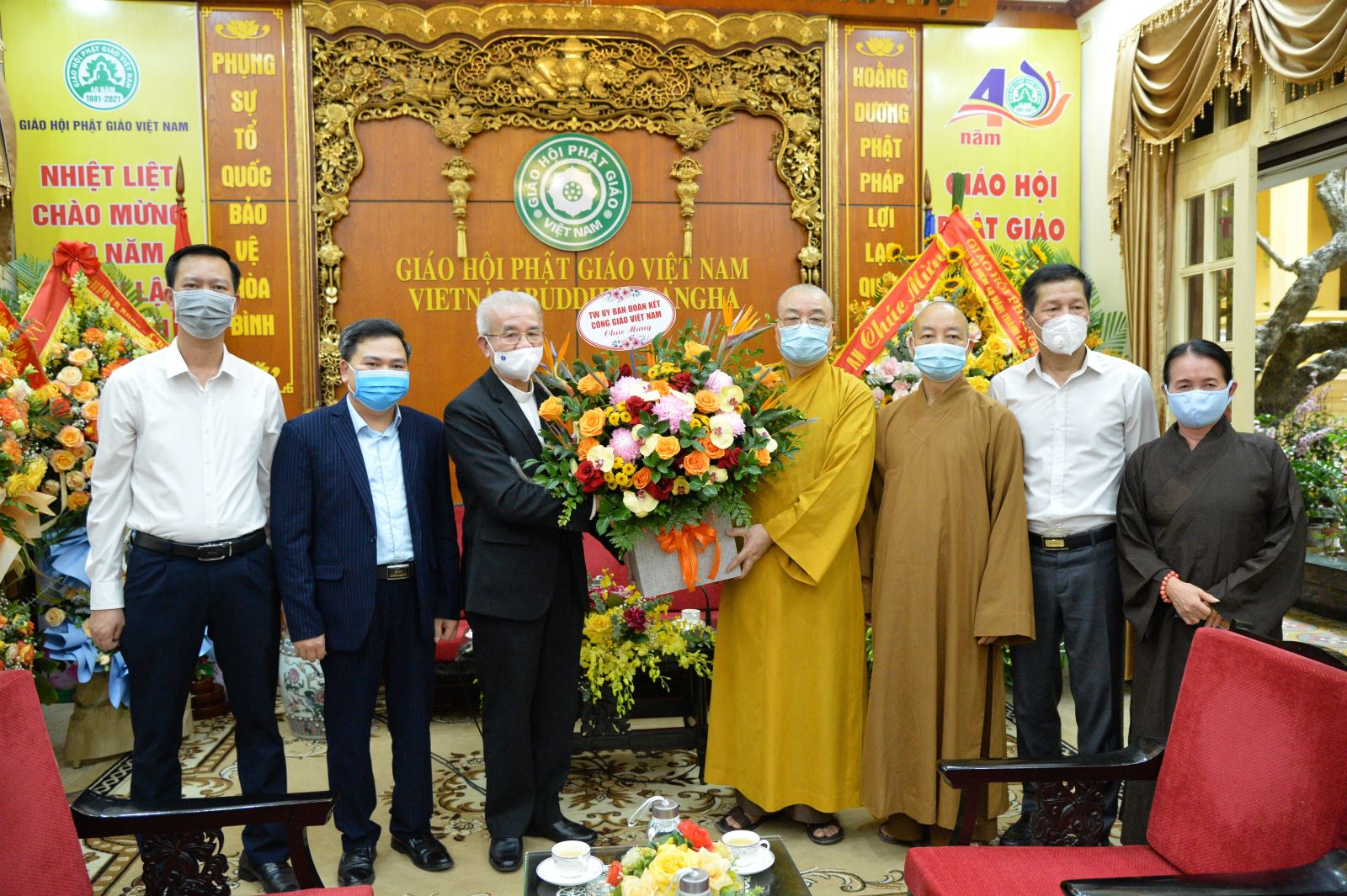 Linh mục Giuse Trần Xuân Mạnh (bên trái) - Chủ tịch Trung ương Ủy ban Đoàn kết Công giáo Việt Nam chúc mừng Giáo hội Phật giáo Việt Nam. 