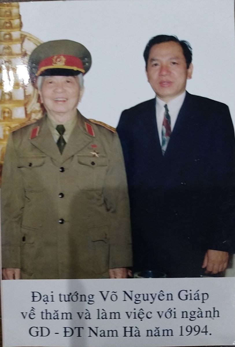 Đại tướng Võ Nguyên Giáp về thăm và làm việc với ngành GD - ĐT Nam Hà năm 1994