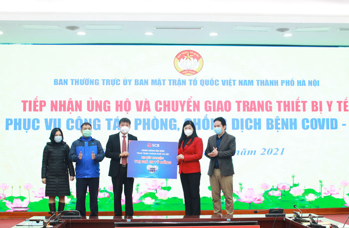 Chủ tịch Ủy ban MTTQ Việt Nam TP Nguyễn Lan Hương tiếp nhận ủng hộ của Ngân hàng TMCP Sài Gòn (SCB).