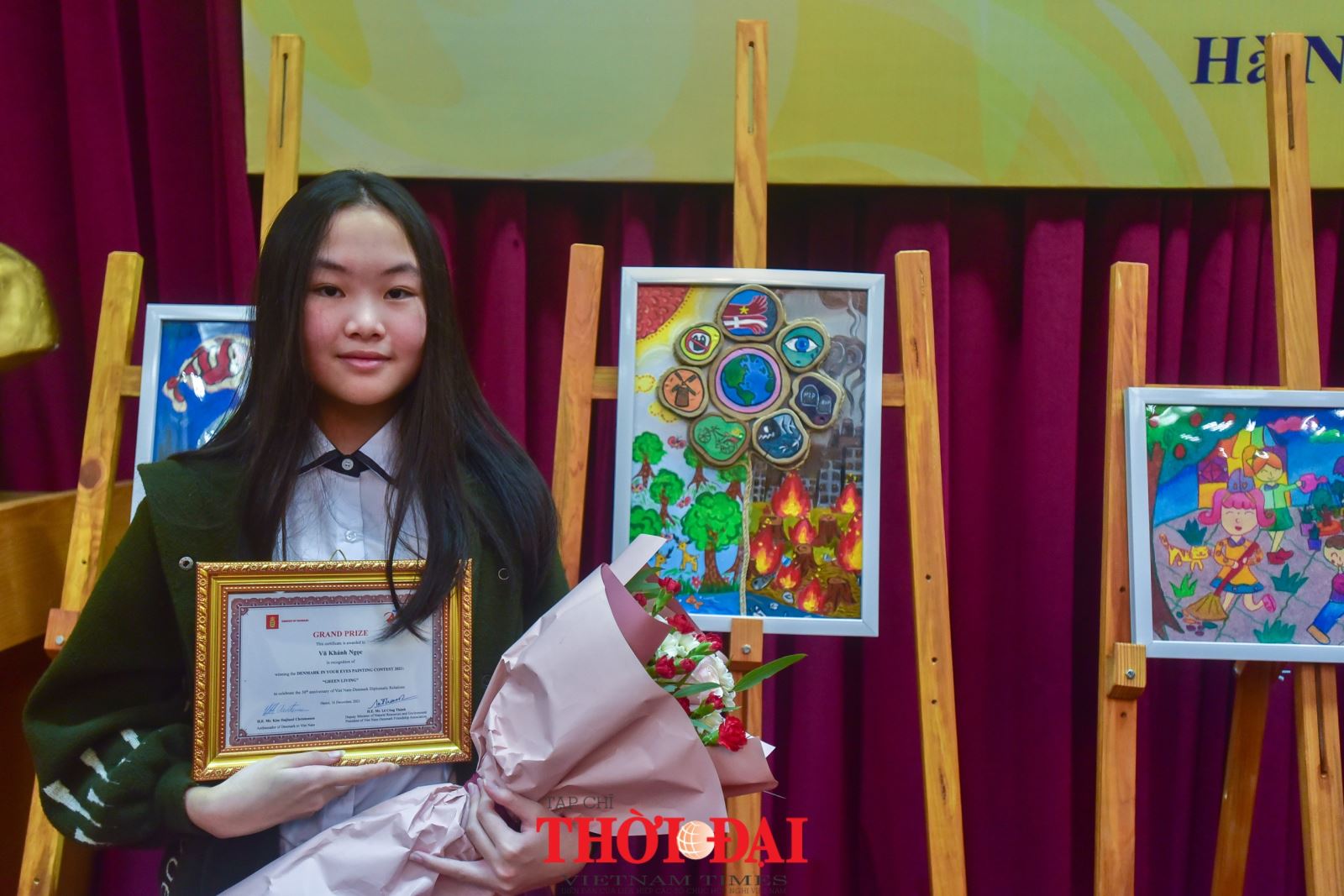 Em Vũ Khánh Ngọc, lớp 7C2 Trường THCS Archimedes Đông Anh, Hà Nội bên cạnh tác phẩm đạt giải đặc biệt của mình. Ảnh: Hải Triều