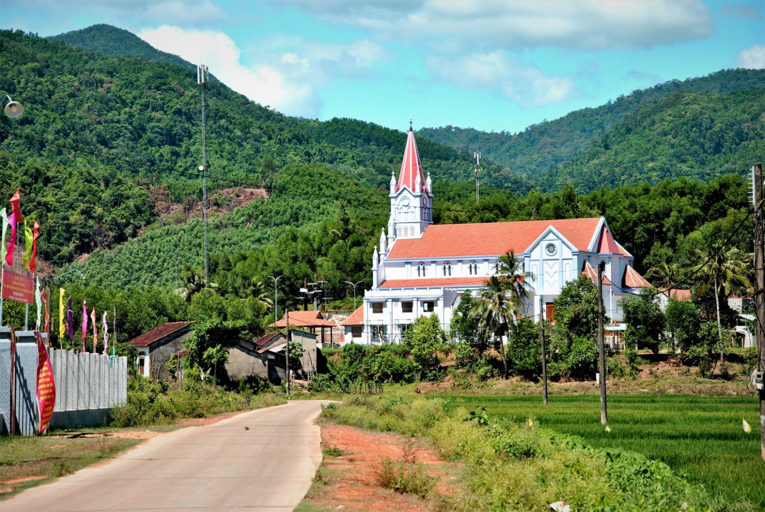 Nhà thờ Ngãi Điền tôn nghiêm trong vùng thung lũng với bạt ngàn rừng keo xanh rợp. Anh: Û CTV