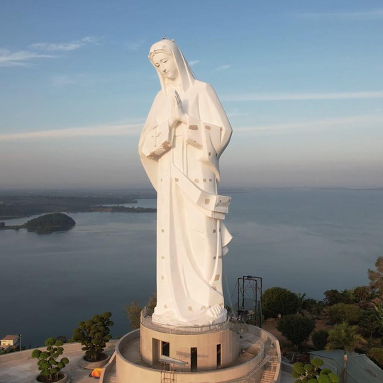 Tượng Đức Mẹ Maria cao nhất Việt Nam trên đỉnh Núi Cúi. Ảnh: CTV