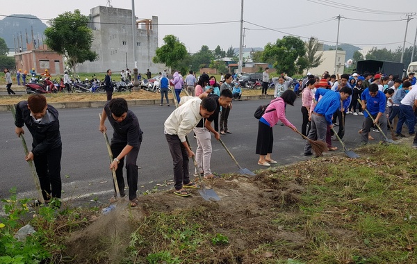 Người dân tham gia dọn vệ sinh môi trường tại nơi công cộng. Ảnh: BA