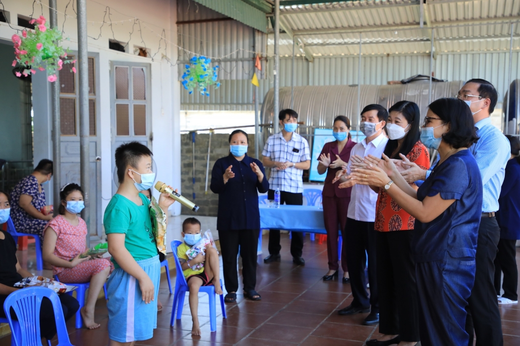 Uỷ ban MTTQ Thành phố Hà Nội đến thăm tặng quà Mái ấm Thánh tâm. Ảnh: CTV 