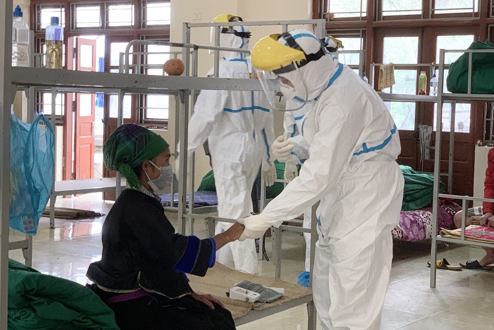 Bác sĩ Lý Văn Quyên, đang thăm khám, theo dõi sức khoẻ cho các ca F0 tại cở sở 01 điều trị COVID-19 huyện Xín Mần. Ảnh: CTV