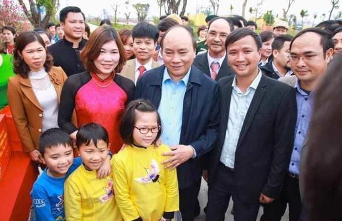 Năm 2018 Thủ tướng Chính phủ Nguyễn Xuân Phúc (đứng giữa) thăm mô hình xử lý rác thải, bảo vệ môi trường của giáo dân Trần Văn Kiều (thứ hai từ phải qua trái)