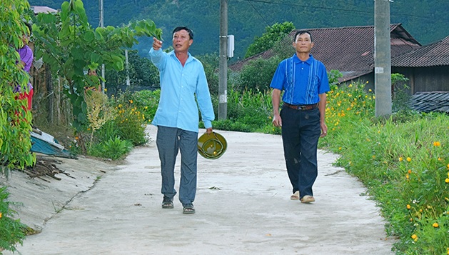 Tuyến đường bê tông bản Đông Xuông, xã Ngọc Chiến do ông Lò Văn Phới (bên trái) hiến đất. 