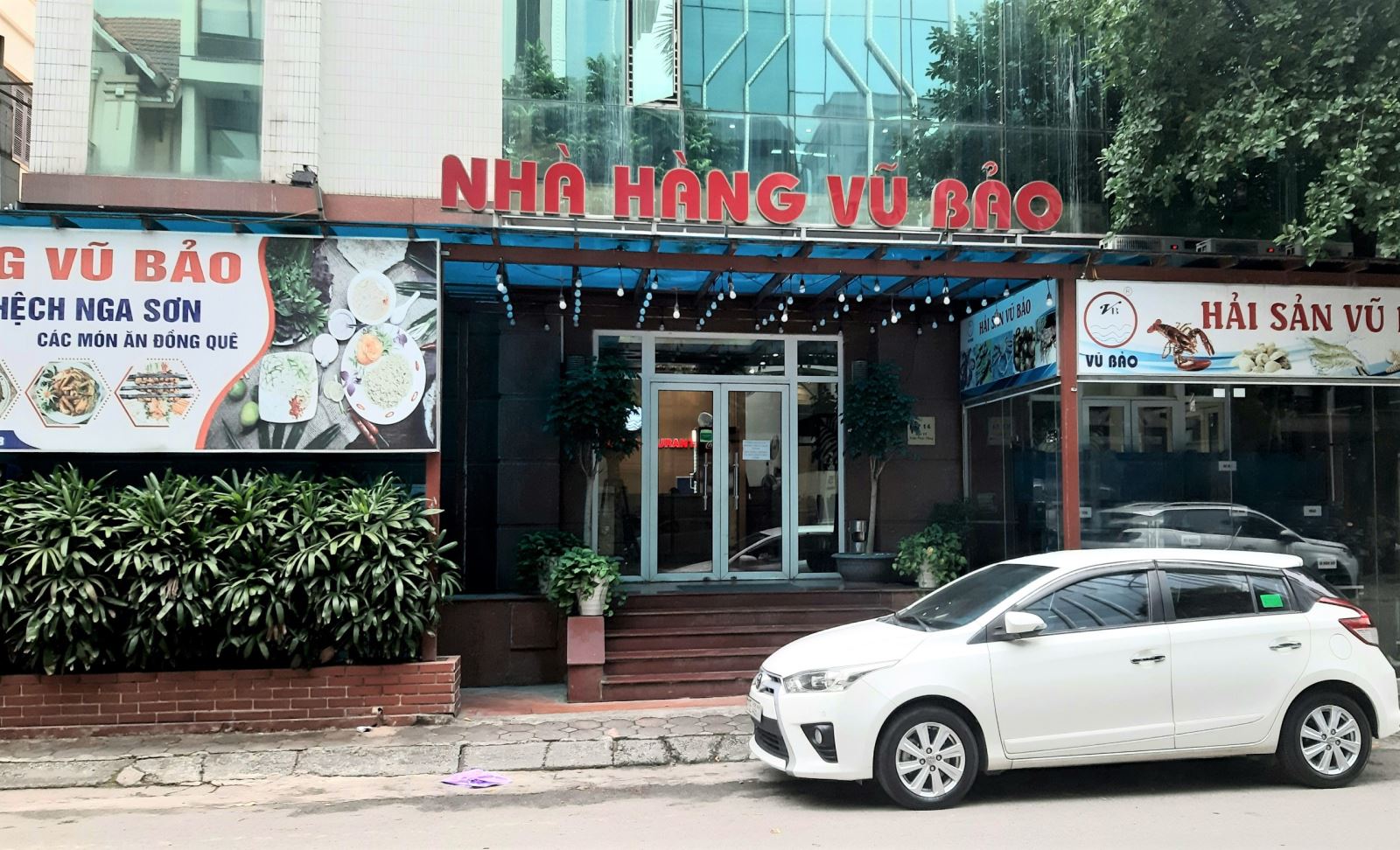 Nhà hàng Vũ Bảo tại tòa biệt thự 14 (ngõ 75 Trần Thái Tông, Cầu Giấy, Hà Nội). Ảnh: An Luých