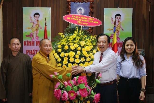 Phó Chủ tịch UBTƯ MTTQ Việt Nam Ngô Sách Thực tới chúc mừng chùa Liên Phái nhân dịp đại lễ Phật đản 