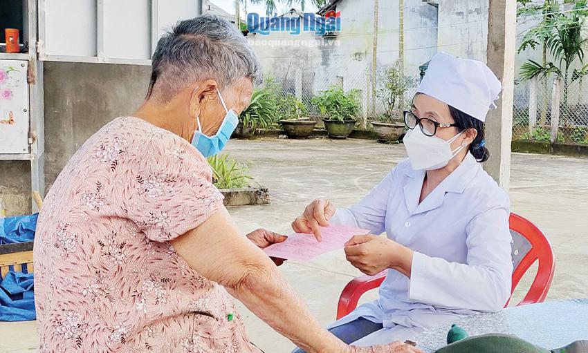 Bác sĩ Trần Thị Phong Thịnh khám bệnh và hướng dẫn sử dụng thuốc cho người cao tuổi ở xã Hành Thịnh (Nghĩa Hành).