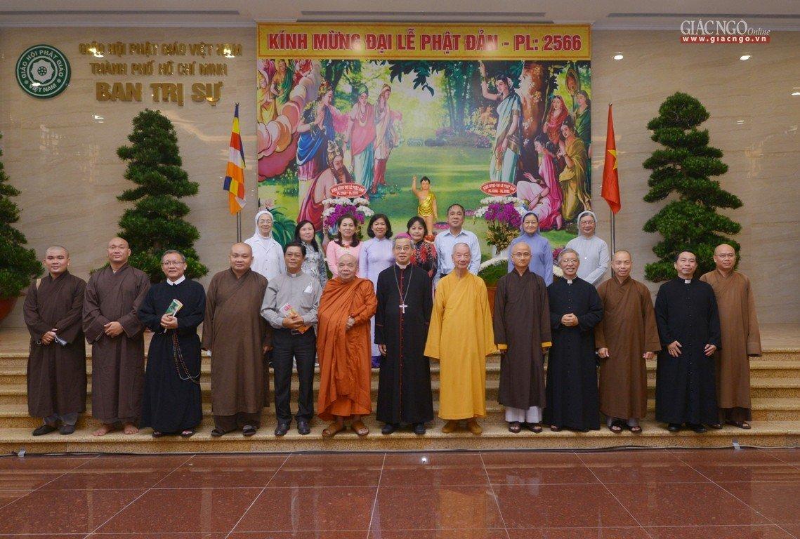 Chụp ảnh lưu niệm tại hội trường Việt Nam Quốc Tự - Trụ sở của Giáo hội Phật giáo Việt Nam TP. Hồ Chí Minh. Ảnh: Phạm Cường