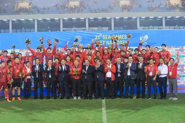 Các vị lãnh đạo chia vui với đội tuyển bóng đá nam U23 quốc gia Việt Nam bảo vệ thành công Huy chương Vàng tại SEA Games 31.